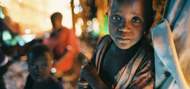 Aiuta Babbo Natale a portare la felicità a tutti i bambini, anche a quelli meno fortunati. Molti bambini nel Sud del mondo vivono i condizioni di estrema povertà. Non hanno accesso a cibo, acqua potabile, cure mediche e istruzione. 
